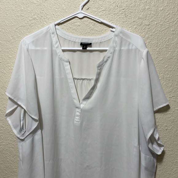 Torrid Women's White Lightweight Blouse. Good Condition. Size 3. - Picture 8 of 8